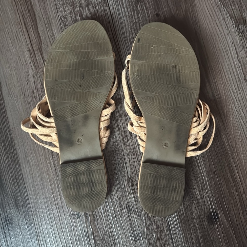 Shoe' N Tale Strappy Flat Sandal - Picture 5 of 6